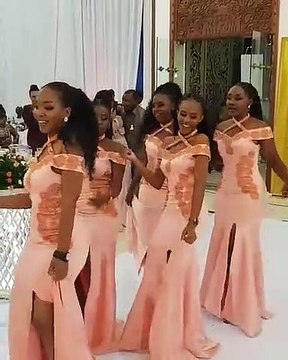 Vous allez adorer les tenues de ces demoiselles d'honneur. Éblouissantes !