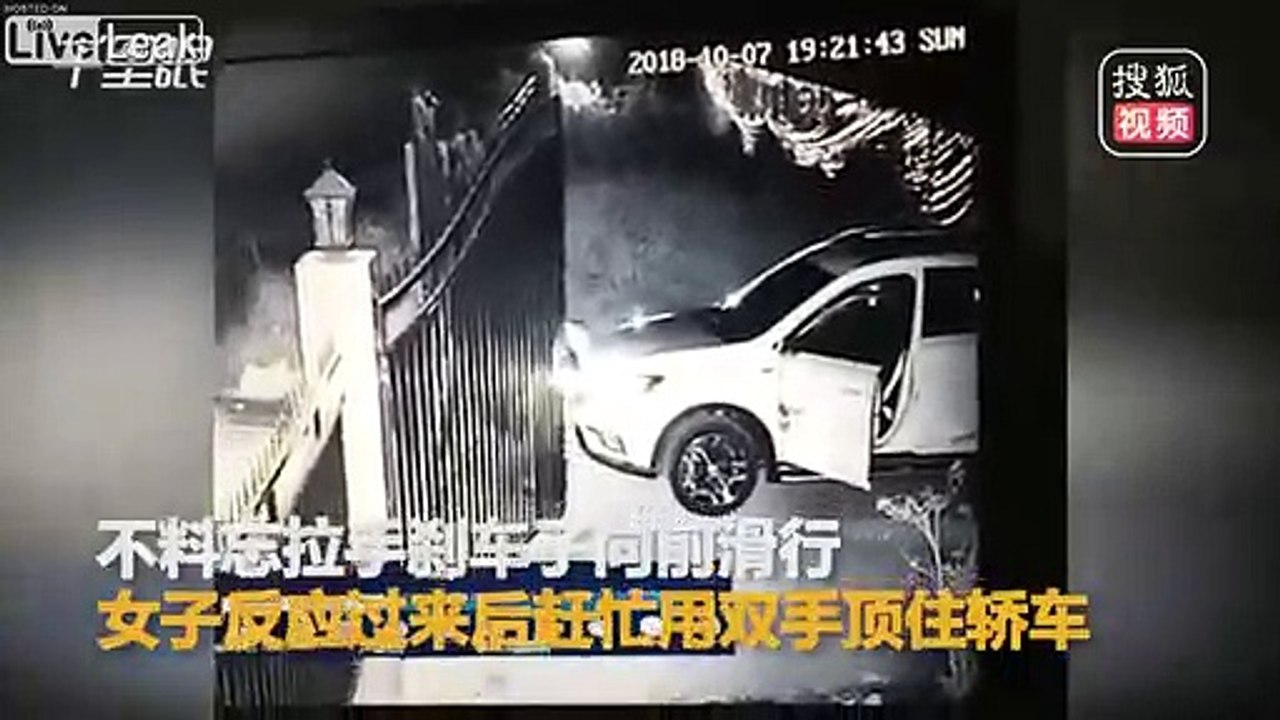 Elle oublie le frein à main et doit repousser son gros 4x4 à la main