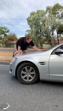 Il devient fou pendant un road rage et monte sur une voiture !