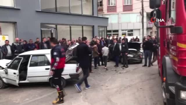 Manisa'da İki Otomobil Kafa Kafaya Çarpıştı