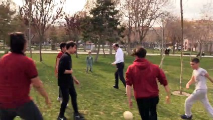 Başkan Altay ceketini çıkardı, çocuklarla top oynadı