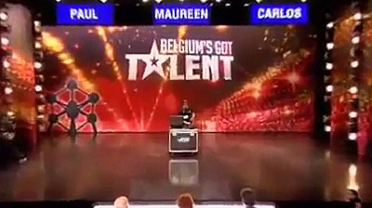 Amateur, ce DJ doit certainement animer des fêtes foraines !