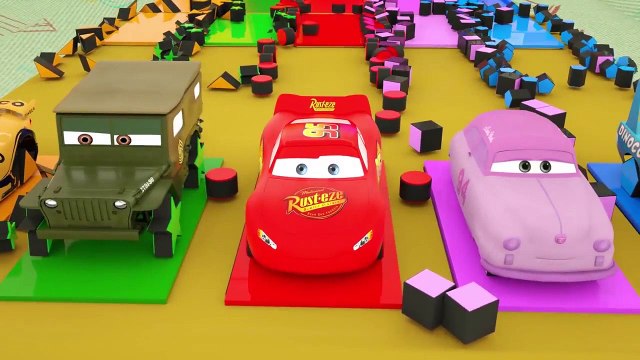 Des voitures de Police en sautant entre les trampolines, apprenez les formes avec des voitures mcqueen, rectangle