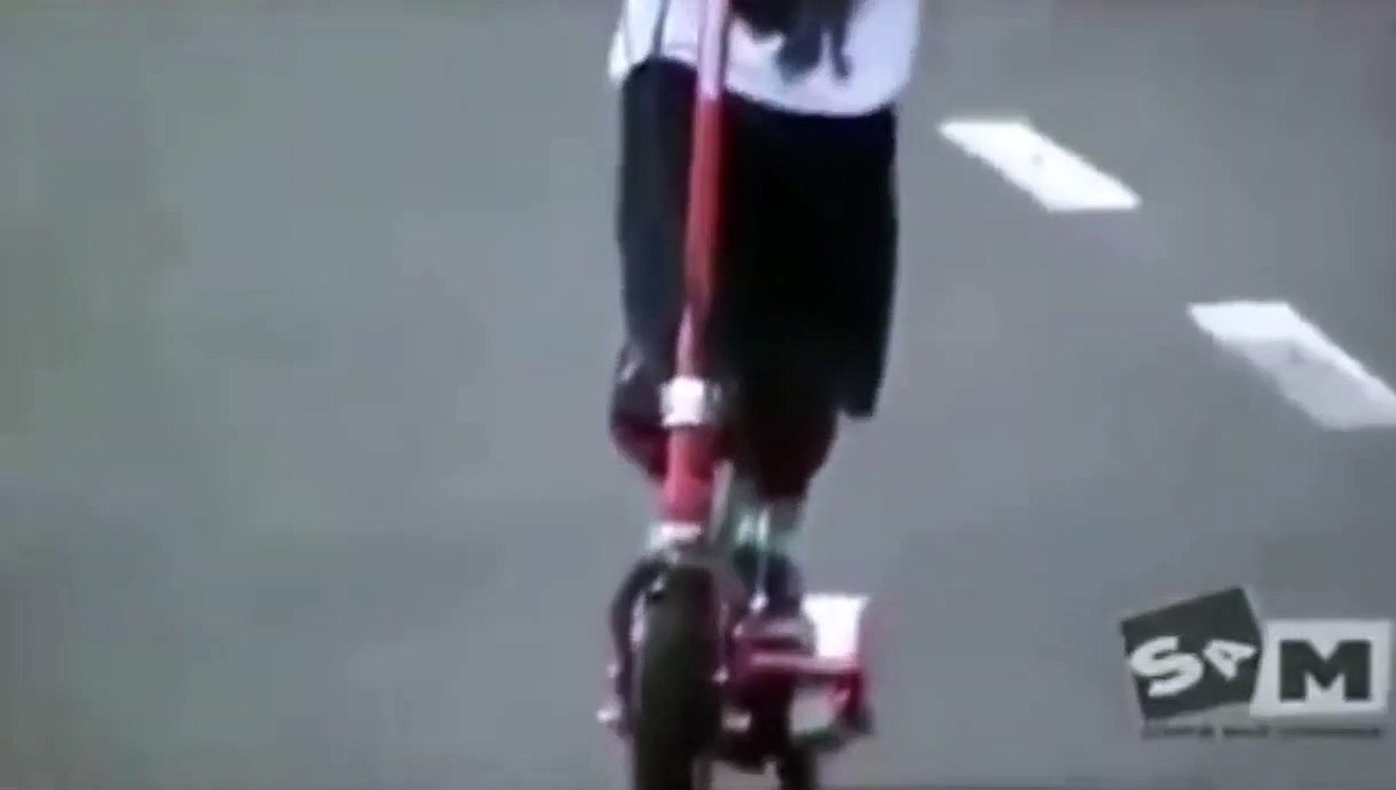 Caindo de patinete no Casos de Família (ao som de Sweet Dreams) Falling from scooter in Family Cases