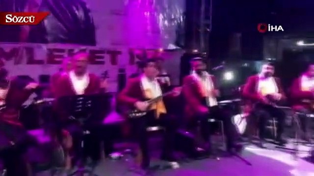 Bülent Serttaş sahne direğine tırmandı