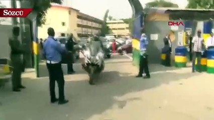 Devriye aracından düşen polisin zor anları