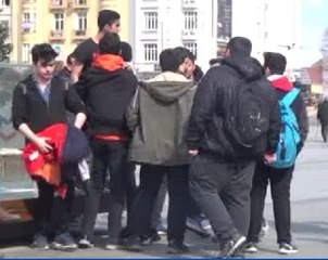 Taksim Meydanı'nda Öğrencilerin Tekme Tokat Kavgası Kamerada
