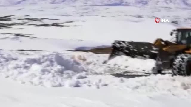 Başkale'de Kar Kalınlığının 2 Metreyi Bulduğu Mahalle Yolları Açılıyor