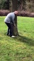 Golf : la balle lui rebondit dans l'entre jambes !
