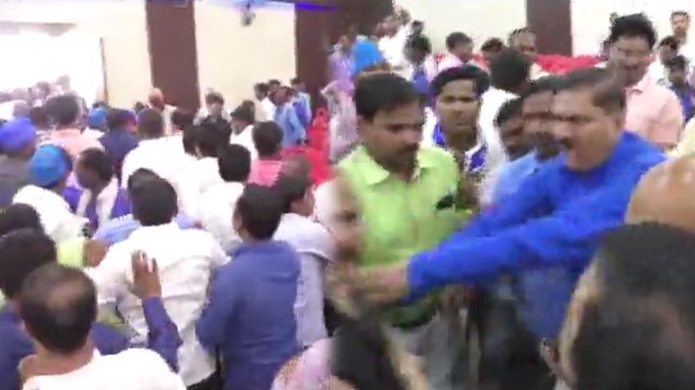 सीतापुर: नकुल दुबे को प्रत्याशी बनाने पर बसपा कार्यकर्ताओं का विरोध, बैठक में किया हंगामा