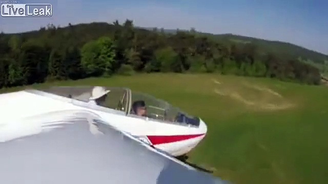 Ce planeur s'écrase le nez dans un champ !