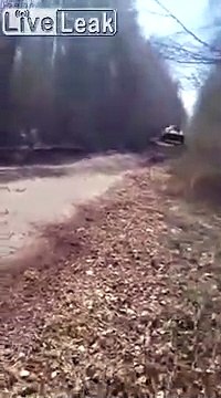 Dérapage d'un char dans une forêt : il arrache 3 arbres au passage !