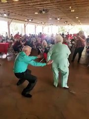 Papi et mamie dansent sur du reggae !