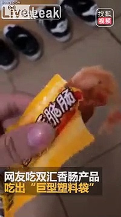Un sac en plastique caché dans une saucisse