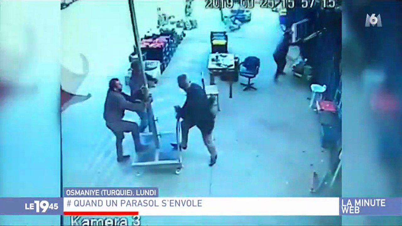 Buzz : Regardez cette vidéo devenue virale d'un homme qui s'envole en tenant un parasol - Vidéo