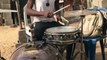 Il joue comme un dieu de la batterie dans un bidonville au Nigeria !