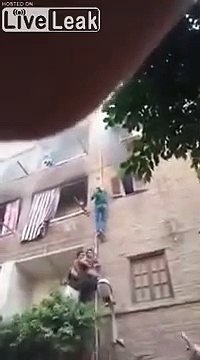 Il escalade un immeuble pour sauver une famille d'un incendie