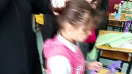 Köydeki minik öğrencilerin kuaför mutluluğu