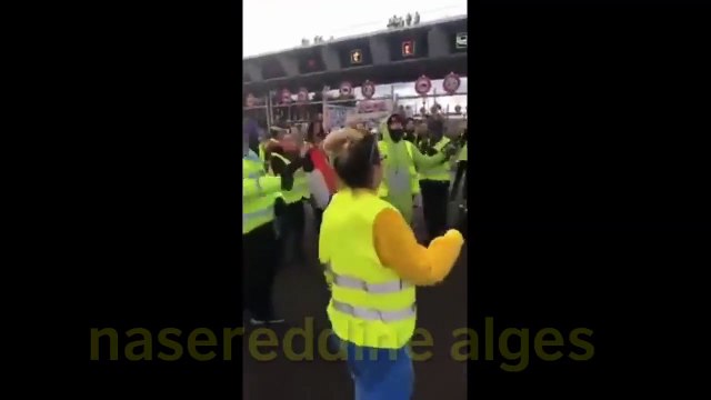 جزائري يخلطها دربوكة في فرنسا مع السترات الصفراء شوف بنات فرنسا عجبتهم الرنة