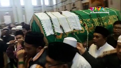 Suasana Pemakaman Dian Al Mahri, Pendiri Masjid Kubah Emas