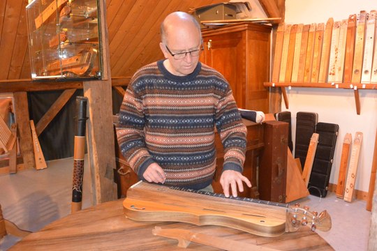 Dans les Vosges, Christophe Toussaint perpétue la tradition musicale de l'épinette.