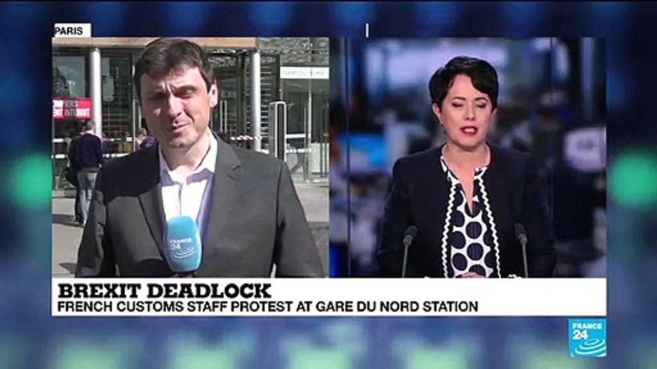 Brexit deadlock: French customs officials protest in Paris