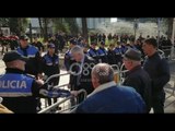 Tv Ora – Hapet kordoni policor dhe gardhi prej hekuri për të hyrë Pandeli Majko