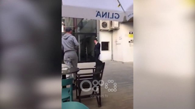 RTV Ora – Momenti kur Ralf Gjonit i hedhin bojë