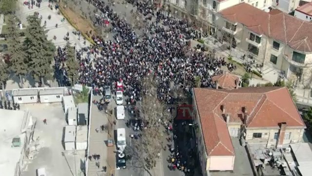 Report TV - PAMJE ME DRON/ Ja sa protestues janë sot përpara parlamentit