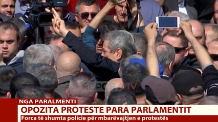 Report TV - Berisha mbërrin te protesta para parlamentit
