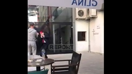 Скачать видео: Report TV - Momenti kur qëllohet me bojë të kuqe deputeti i ri i LSI Ralf Gjoni