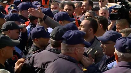 Para Kuvendit hedhin tymues dhe kapsolla ndaj policisë - Top Channel Albania - News - Lajme