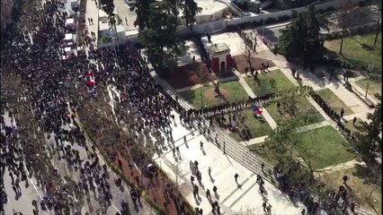 Report TV - Protesta e opozitës te parlamenti, pamjet me dron ora 11:30