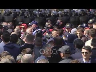 RTV Ora – Protestuesit tentojnë të çajnë kordonin policor dhe hedhin kapsolla