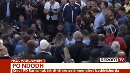 Report TV - Protestuesit dhe Kryemadhi këmbëkryq para parlamentit