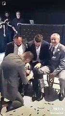 Les témoins viennent aider le marié handicapé à se lever pour qu’il puisse danser avec sa femme