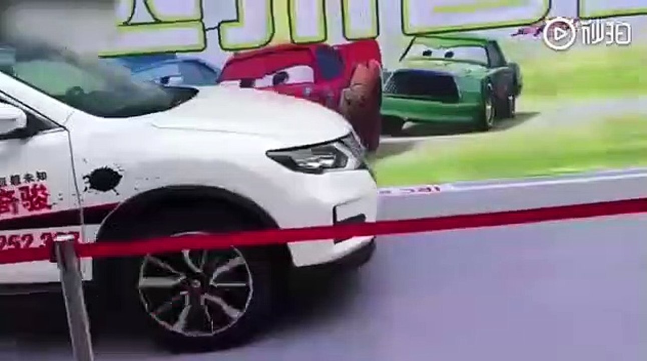 Une femme se met devant une voiture pour tester le freinage automatique d’une voiture