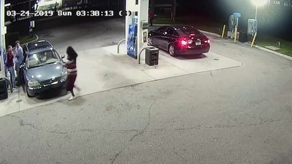 Un homme armé attaque des jeunes Spring breakers dans une station service