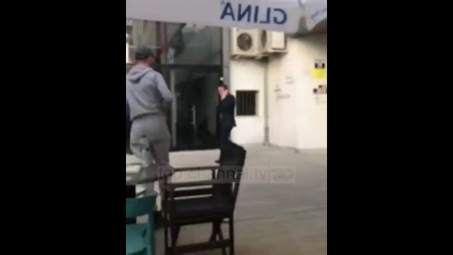 Momenti i sulmit ndaj Ralf Gjonit me solucion kimik - Top Channel Albania - News - Lajme