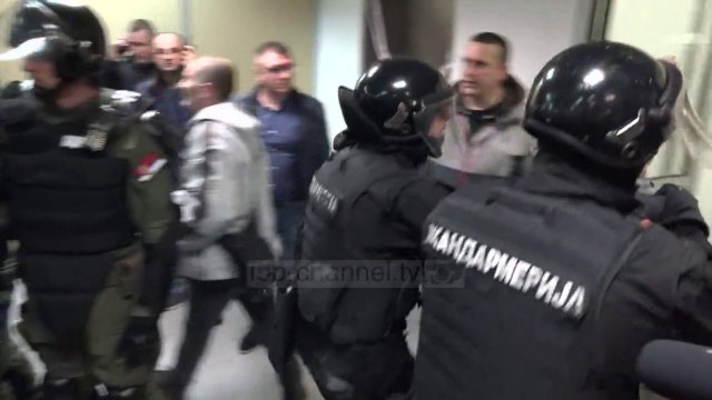 Serbi e Mal të Zi; Vuçiç dëgjon zhurma gjatë konferencës - Top Channel Albania - News - Lajme