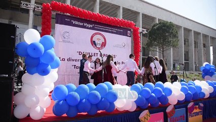 “Daullet e Paqes” në sheshin “Skënderbej” - Lajme - Vizion Plus