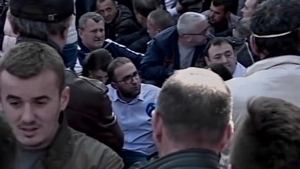“NUK DO TË LARGOHEMI”  PROTESTUESIT ULEN KËMBËKRYQ PARA KUVENDIT