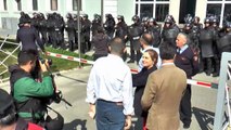 PROTESTUESIT RRETHOJNË POLICINË E TIRANËS,REAGON MINISTRI LLESHAJ