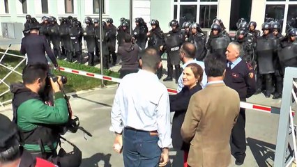 Скачать видео: PROTESTUESIT RRETHOJNË POLICINË E TIRANËS,REAGON MINISTRI LLESHAJ