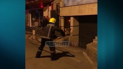Report TV -Zjarri shkrumbon një biznes privat tek ‘Shallvaret’ në Tiranë