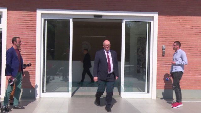 Diplomatët në zyrën e Bashës, në lëvizje për krizën - News, Lajme - Vizion Plus