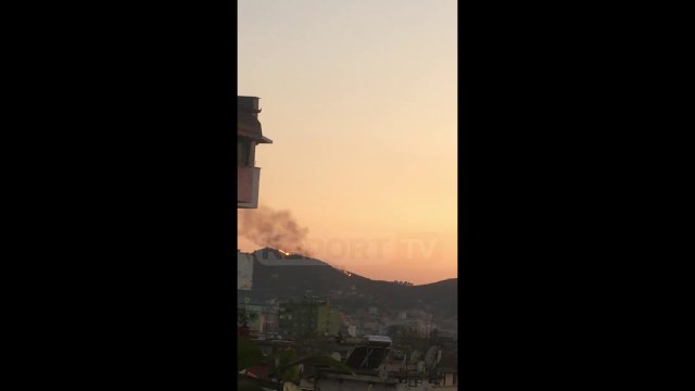 Report TV -Tiranë/ Zjarr në Kodrat e Selitës, dyshohet i qëllimshëm