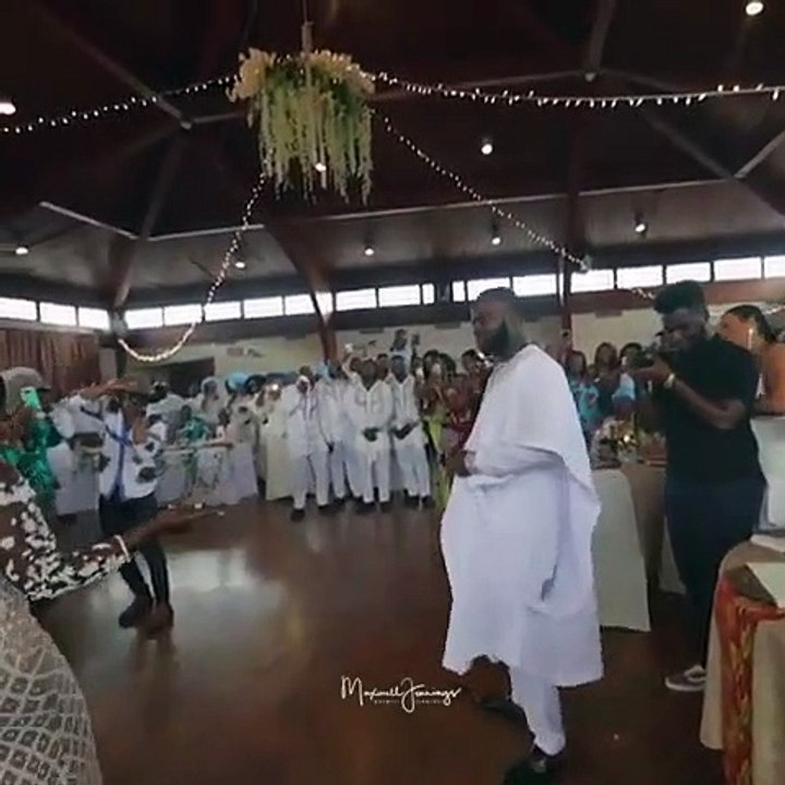 Ces nouveaux mariés ont enflammés leur réception. Époustouflant !