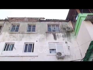 RTV Ora - Berat, dy pallate rrezikojnë të shemben
