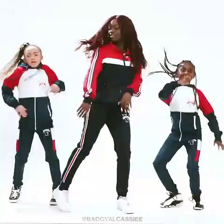 La chorégraphie de ces jeunes filles est trop rythmée. Essayez de ne pas danser !